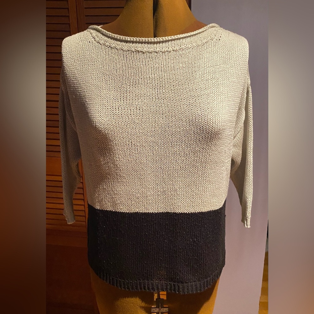 Elegant Two-Tone Crew Neck Sweater - Black and Cream